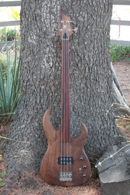 Scimitar Bass #3 - Fretless  - Click on picture for manual slideshow.