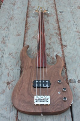 Scimitar Bass #3 - Fretless  - Click on picture for manual slideshow.