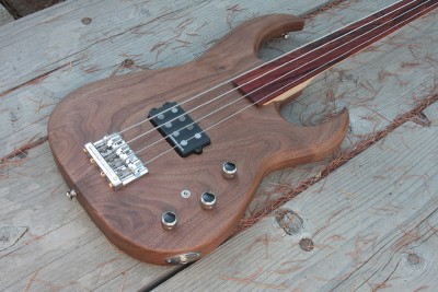 Scimitar Bass #3 - Fretless  - Click on picture for manual slideshow.